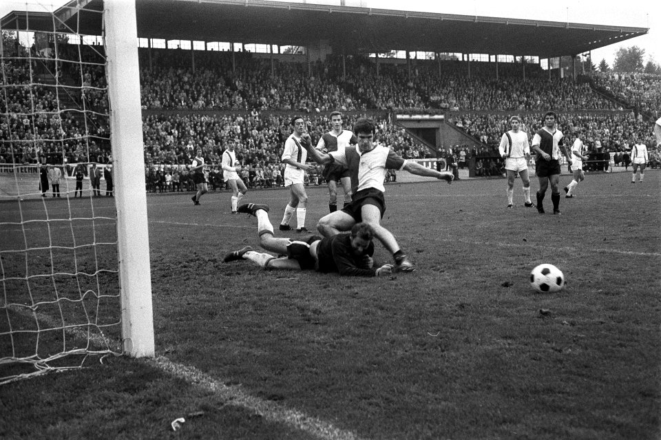 NEC tegen Feyenoord 0-2. Wim van Hanegem met knie tegen hoofd keeper De Bree, Me, Bestanddeelnr 922-9042