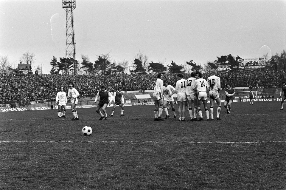 NEC tegen Feijenoord 1-1 Schneider (rechts) scoort 1-1, Bestanddeelnr 928-4888