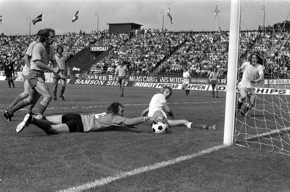NEC tegen Cambuur 1-0 spelmoment met keeper Roorda (Cambuur), nr 22 Jan Peters, Bestanddeelnr 927-3924