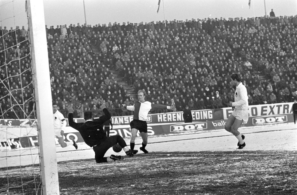 NEC tegen Feijenoord 0-1 Geels in duel met doelman De Bree (NEC), Bestanddeelnr 921-9766