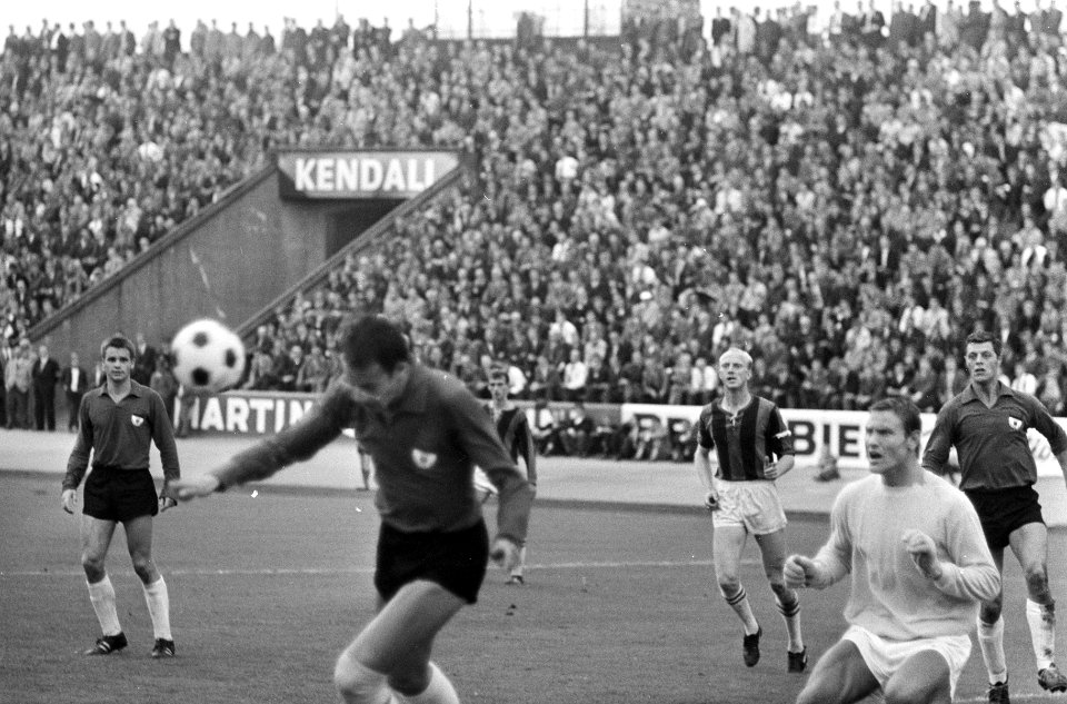 NEC tegen DWS. Keeper de Bree (rechts) en Kruiver (DWS) voor NEC-doel, Bestanddeelnr 920-6877