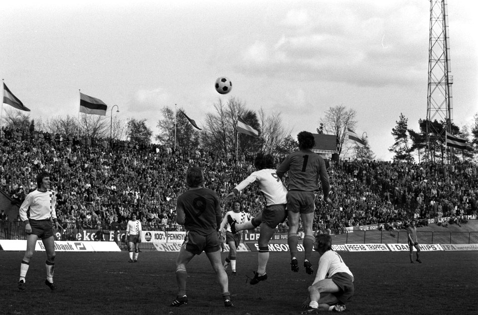 NEC tegen FC Twente 0-2, Willem de Vries scoort (rechts nr 1), Bestanddeelnr 927-1275