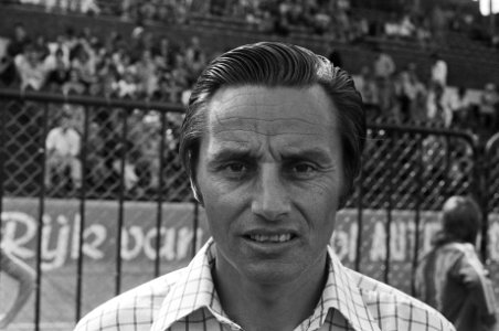NEC tegen Cambuur 1-0 nr 10 Jan Peters (kop), nr 11 NEC-trainer P de Visser , Bestanddeelnr 927-3927