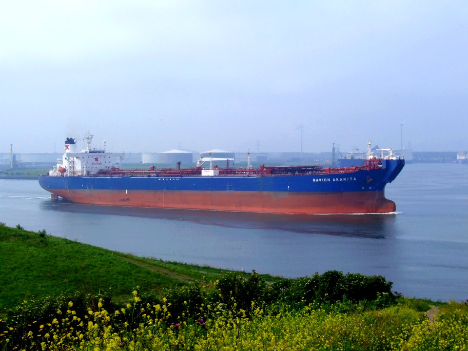NAVION AKARITA - IMO 9000948 - Callsign C6FS8 p1 leaving Port of Rotterdam, Holland 03-Jun-2007