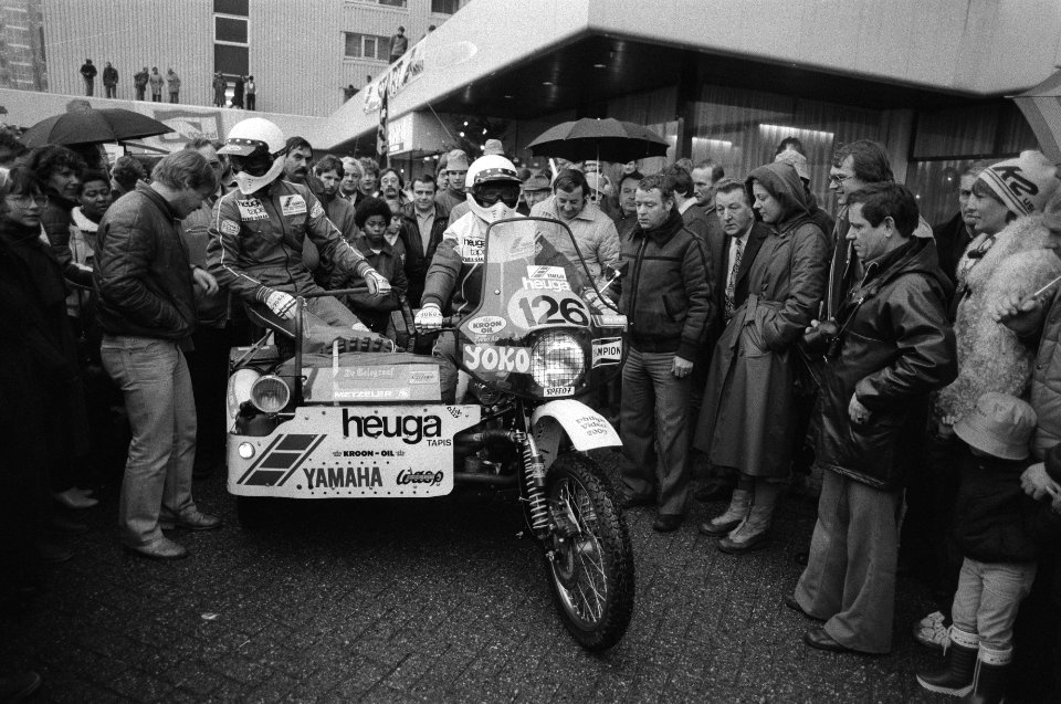 Ne. deelnemers aan de rally Amsterdam-Parijs Dakar in A'dam bij Novotel gestart., Bestanddeelnr 931-8843