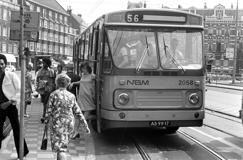 NBM-stadsdienstenbuslijn 56 naar Bijlmer, bus bij halte, Bestanddeelnr 925-7517