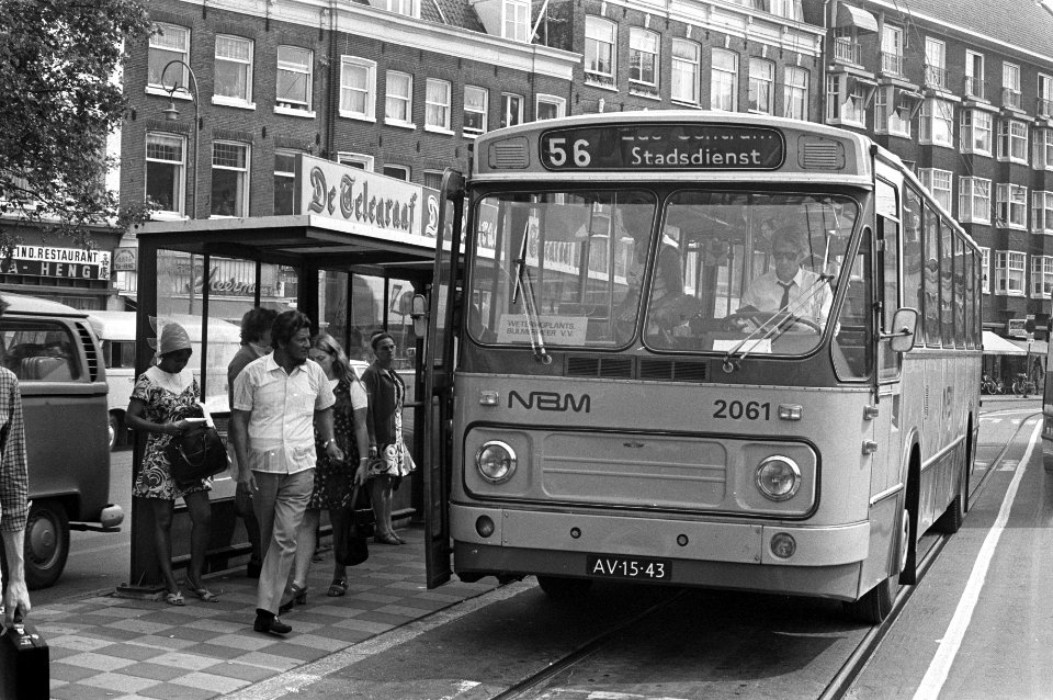 NBM-stadsdienstenbuslijn 56 naar Bijlmer, bus bij halte, Bestanddeelnr 925-7518