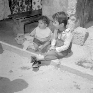 Nazareth Portret van twee jonge kinderen die op een stoep zitten, Bestanddeelnr 255-3239