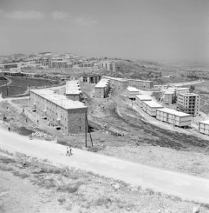 Nazareth Nieuwbouwwijk met flatgebouwen en wegen, Bestanddeelnr 255-3299