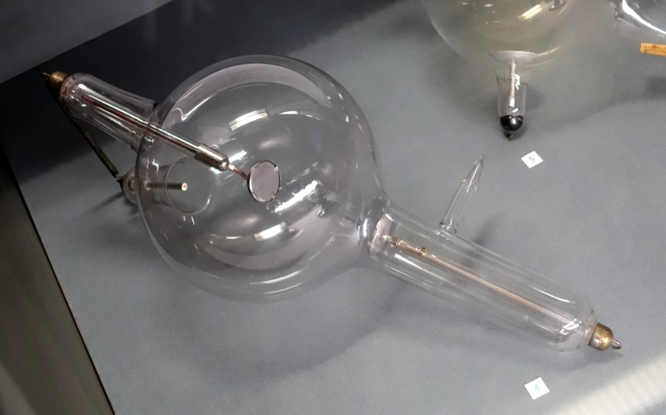 Mueller X-ray tube, no. 109,479, c. 1900 - Röntgen-Gedächtnisstätte Würzburg - Würzburg, Germany - DSC04262