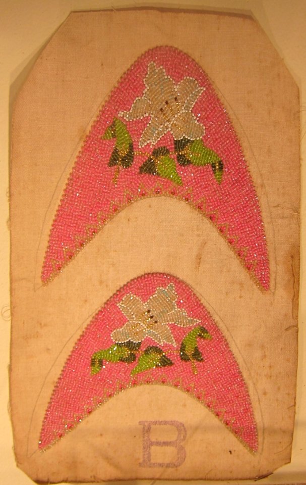 Munka kasot, Peranakan, early 20th century beaded uppers for pair of slippers, Intan