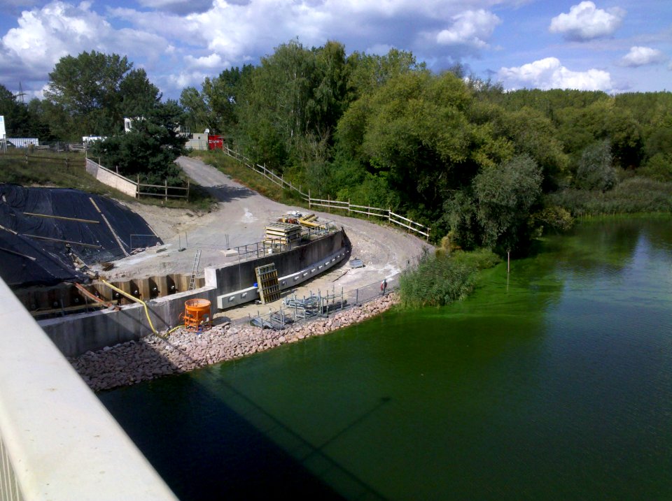 Muldebrücke Friedersdorf die L 138 überführend - Blick auf Befestigungsmaßnahmen am nördlichen Brückenkopf im September 2017