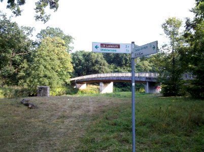 Mulderadwegweiser an der Brücke über die Jonitzer Mulde im Vorderen Tiergarten in Dessau 2016b