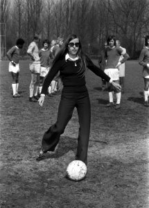 Munchen 72 memorial, Ankie Spitzer de Jongh verricht aftrap, Bestanddeelnr 926-3630