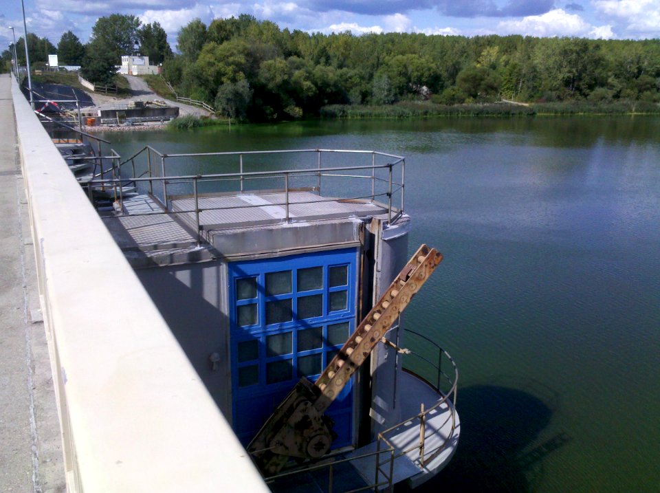 Muldebrücke Friedersdorf die L 138 überführend - Betriebsbauten für die Wasserstandsregulierung im Muldestausee im September 2017