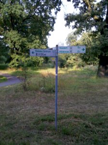 Mulderadwegweiser an der Brücke über die Jonitzer Mulde im Vorderen Tiergarten in Dessau 2016a