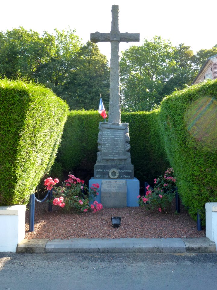Muncq-Nieurlet (Pas-de-Calais) croix-monument aux morts