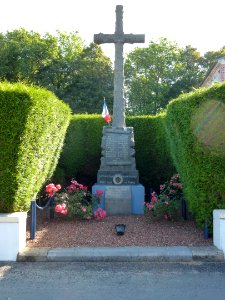 Muncq-Nieurlet (Pas-de-Calais) croix-monument aux morts
