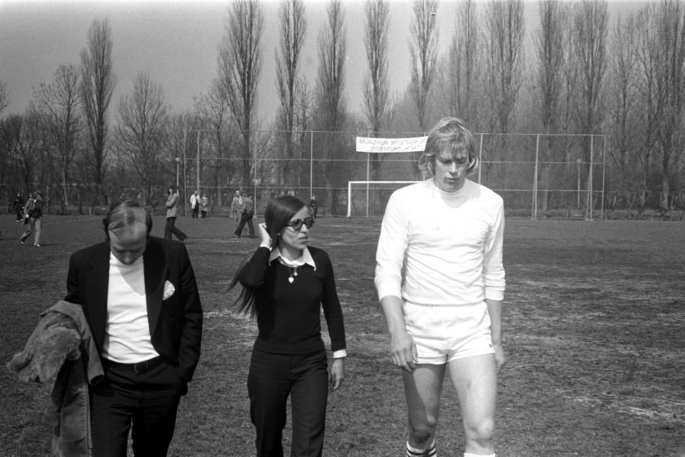 Munchen 72 memorial, Ankie Spitzer de Jongh met Ard Schenk, Bestanddeelnr 926-3629