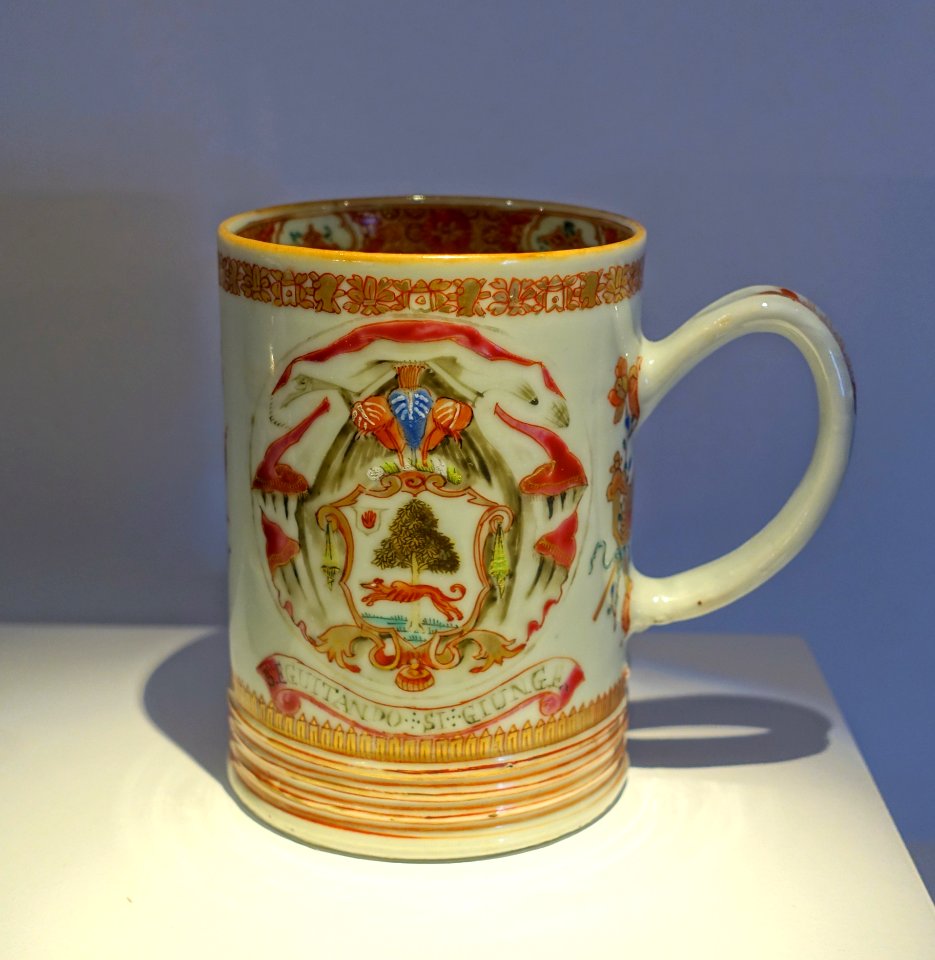Mug with the arms of Sir John Lambert, China, Qing dynasty, Yongzheng period, c. 1722, porcelain, rouge-de-fer, polychrome enamel, gold - Montreal Museum of Fine Arts - Montreal, Canada - DSC09389