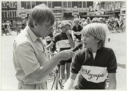 Muggenronde, sportverslaggever Theo Koomen interviewt de renners vóór de start. Rechts op de foto Debbie de Jong. NL-HlmNHA 54013202