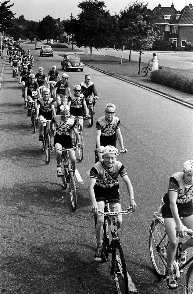 Muggenronde gestart, het peleton bezig aan de eerste kilometers, Bestanddeelnr 916-6628