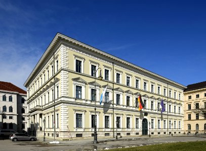 Mueodensplatz40302018c85l