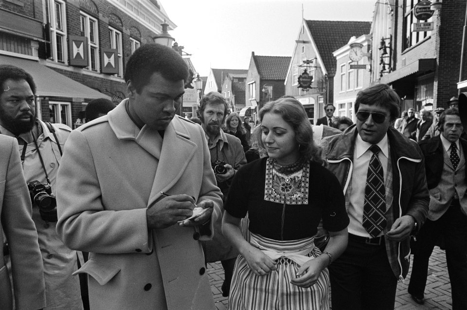 Muhammad Ali signing autographs for Volendam girls 2