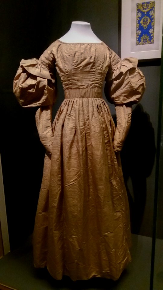 Musée des Tissus et des Arts décoratifs - Robe en moire antique