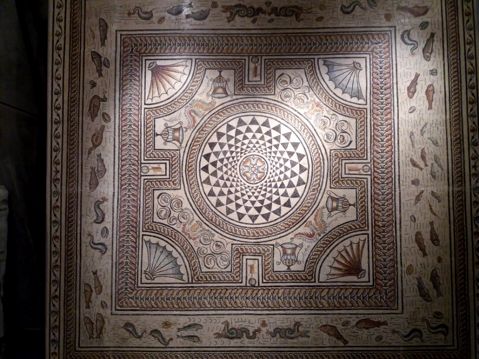 Musée Lugdunum - Mosaïque aux poissons - Vue presque complète