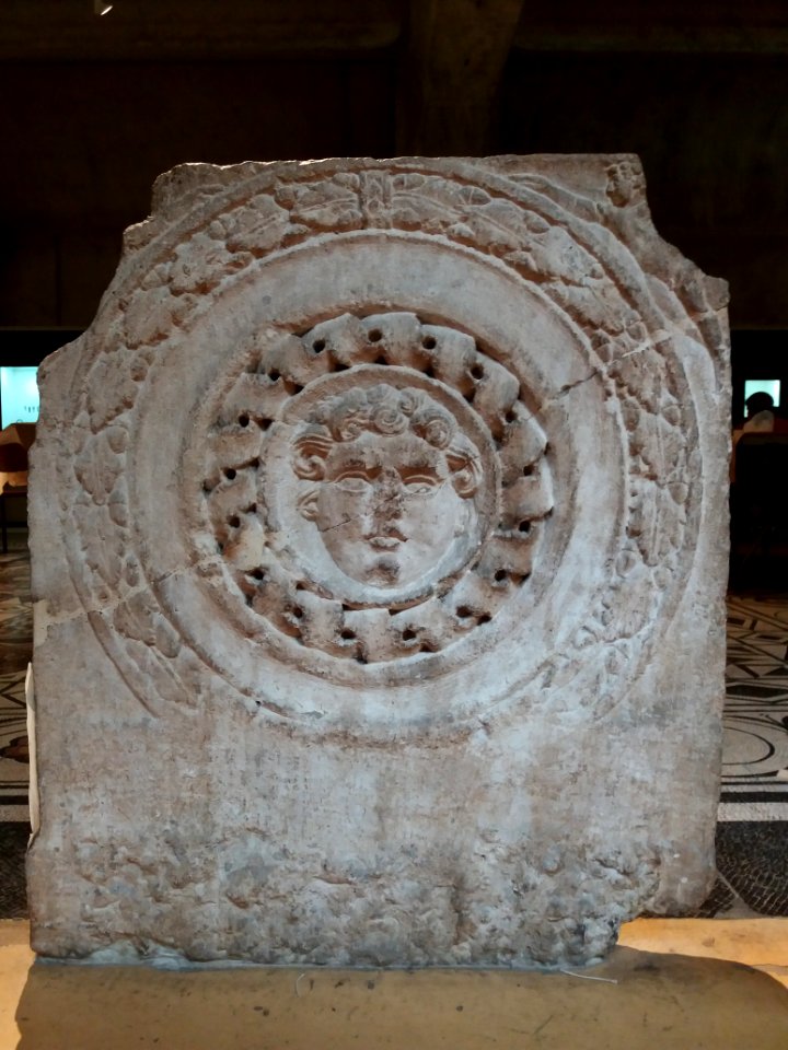 Musée Lugdunum - Relief biface - Nesp II 058 - Côté 2