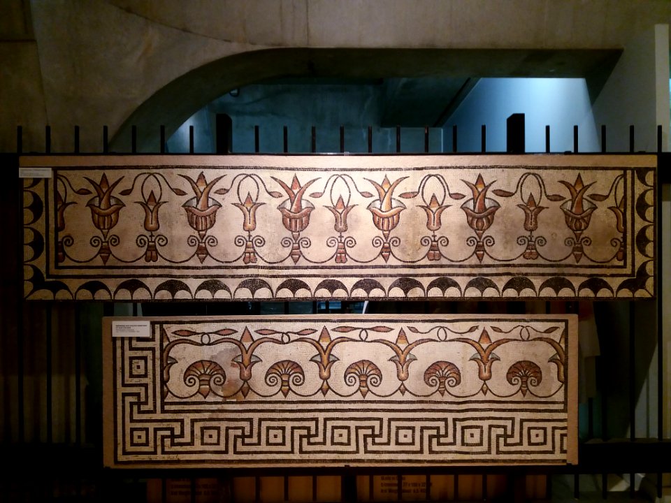 Musée Lugdunum - Mosaïque de l'ivresse d'Hercule et mosaïque aux culots végétaux et aux calices
