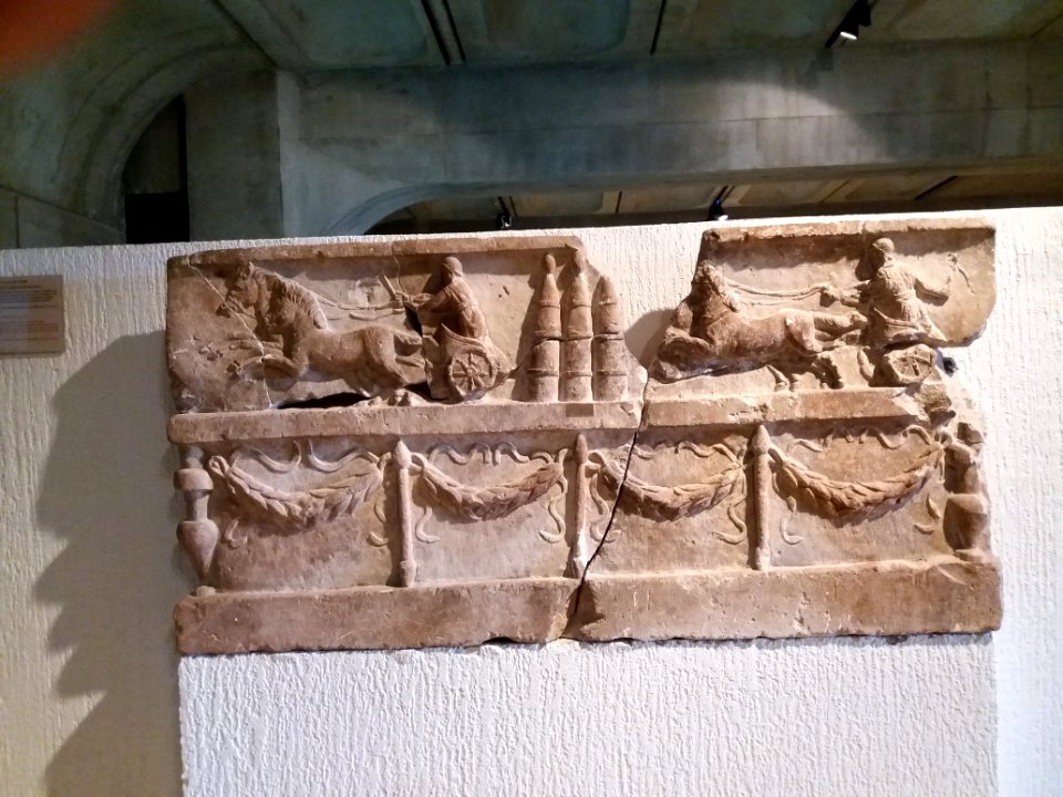 Musée Lugdunum - Bas-relief - Chars en pleine course