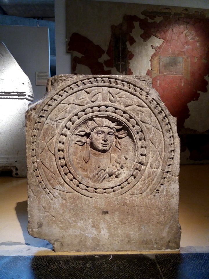 Musée Lugdunum - Relief biface - Nesp II 058 - Côté 1