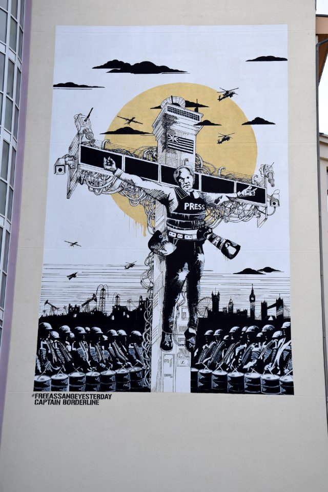 Mural FreeAssangeYesterday in der Stresemannstraße 15 in Berlin Kreuzberg