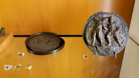 Musée des beaux-arts de Lyon - Salle Paul Dissard - Grèce - Boucles d'oreilles et miroirs