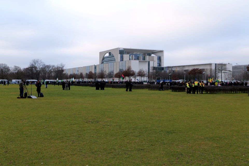 Multiple demonstrations on the Platz der Republik during Libya conference Berlin 2020-01-19 06
