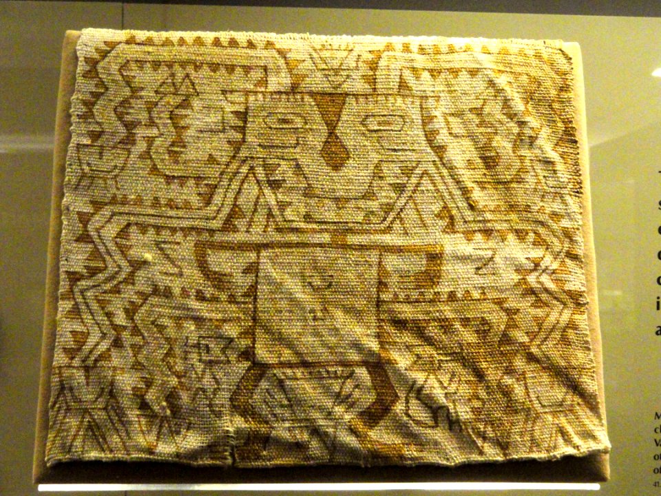 Mummy bundle mask, painted plain weave cotton, Paracas style, Cerror Uhle, Ica Valley, Peru - Peruvian fabric in the American Museum of Natural History - DSC06144