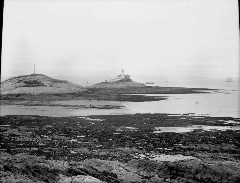 Mumbles lighthouse and sailing boats at Bracelet bay (1295039)