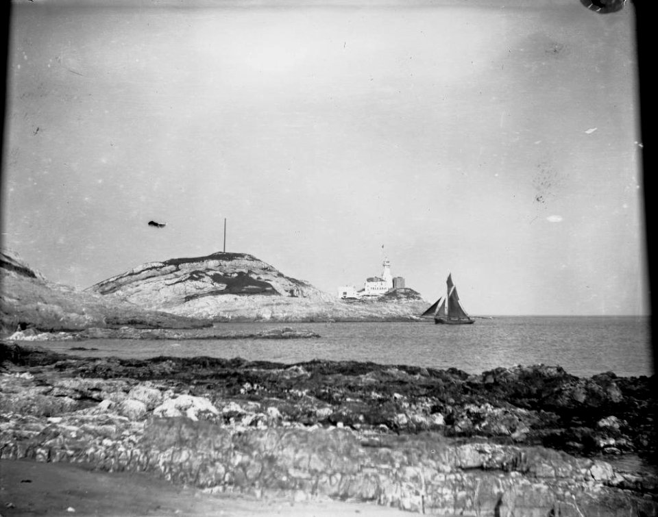 Mumbles lighthouse and sailing boat at Bracelet bay (1293614)