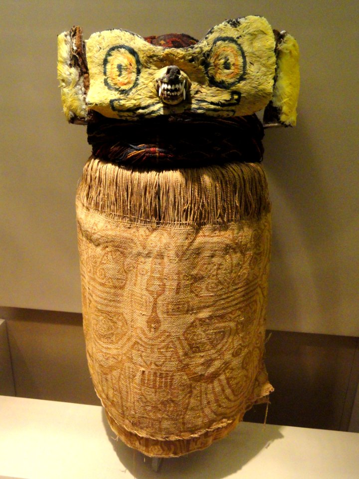 Mummy mask, Cerro Uhle, Ica Valley, Peru - painted cotton cloth, wool turban, fox muzzle covered with feathers - South American objects in the American Museum of Natural History - DSC06112