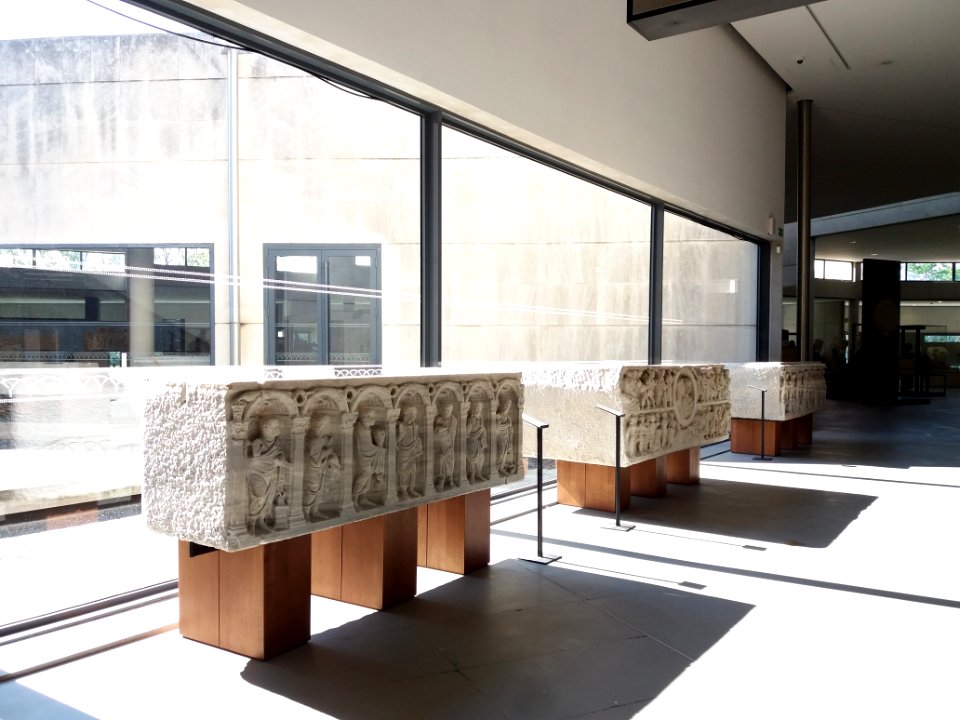 Musée départemental Arles antique - Sarcophages derrière la baie vitrée