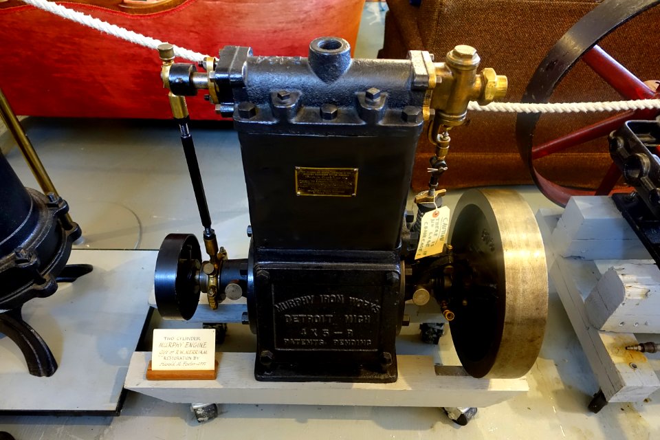 Murphy Engine, Detroit, 2 cylinder - New England Wireless & Steam Museum - East Greenwich, RI - DSC06748