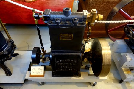 Murphy Engine, Detroit, 2 cylinder - New England Wireless & Steam Museum - East Greenwich, RI - DSC06748