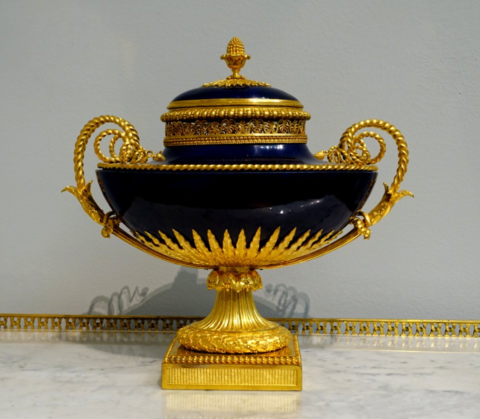 Mounted vase, Sevres Porcelain Manufactory, Pierre-Philippe Thomire, bronzier, c. 1786-1788, porcelain, gilt bronze - California Palace of the Legion of Honor - San Francisco, CA - DSC02739