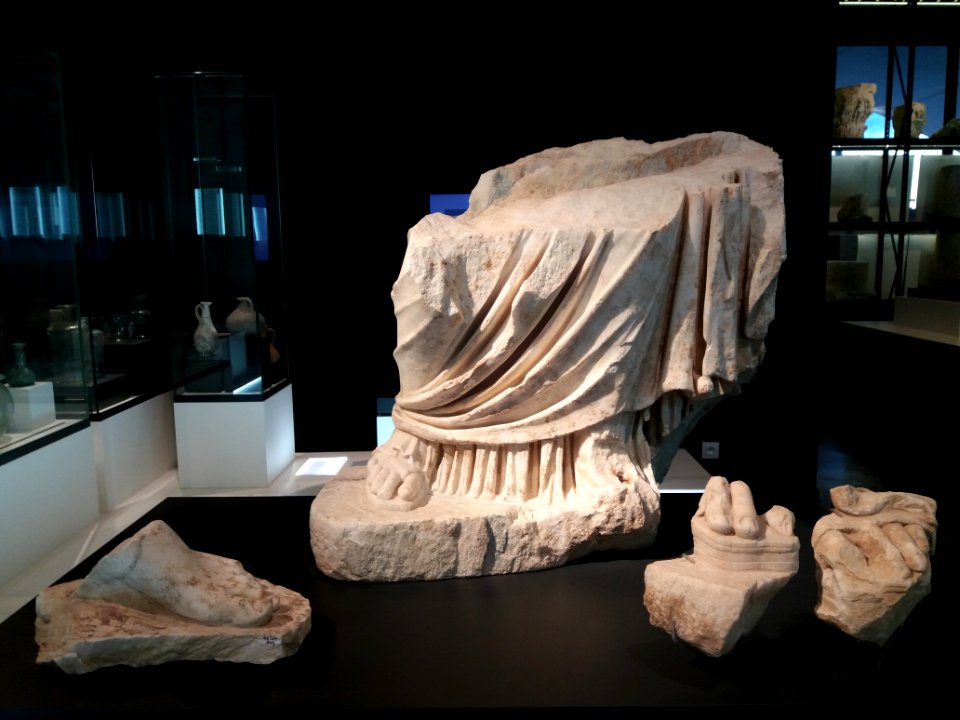 MuséAl - 42 236 344, 2006.4.169, 2006.4.159-160, pieds masculins sur base, femme drapée, pied gauche et pied droit chaussés d'une sandale