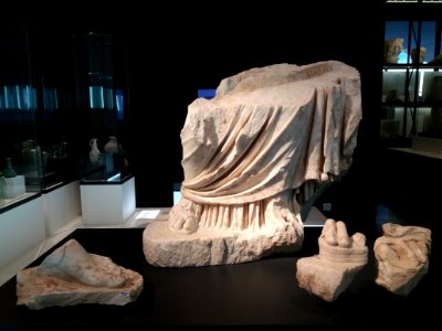 MuséAl - 42 236 344, 2006.4.169, 2006.4.159-160, pieds masculins sur base, femme drapée, pied gauche et pied droit chaussés d'une sandale