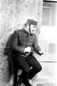 Mountieshow opnamen AVRO-TV. Piet Bambergen als liftboy, Bestanddeelnr 923-0615