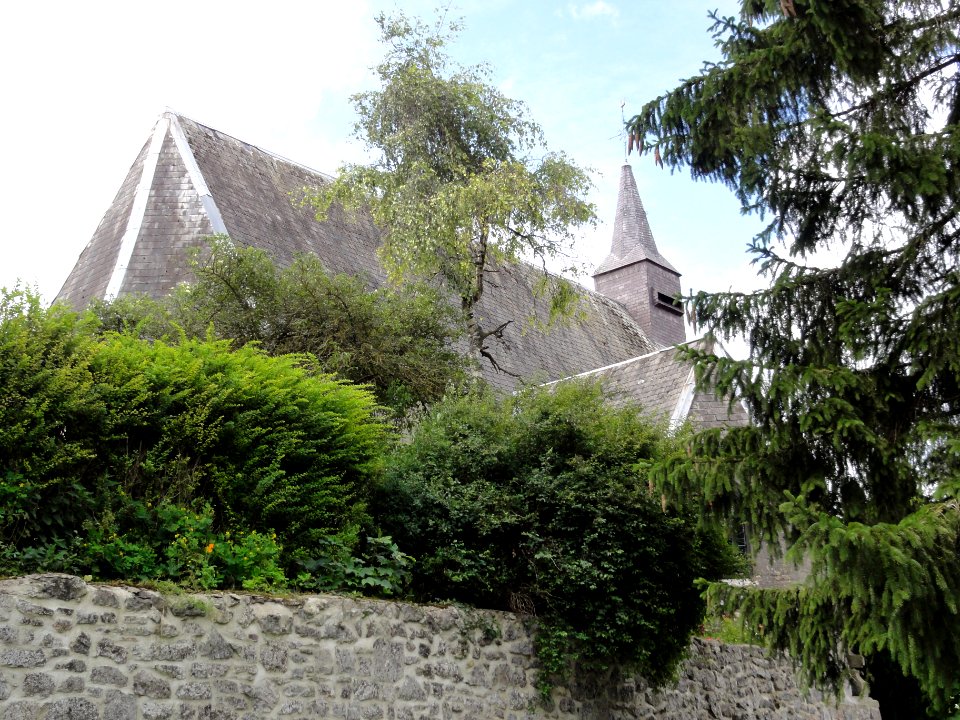 Moustier-en-Fagne (Nord, Fr) église par derrière