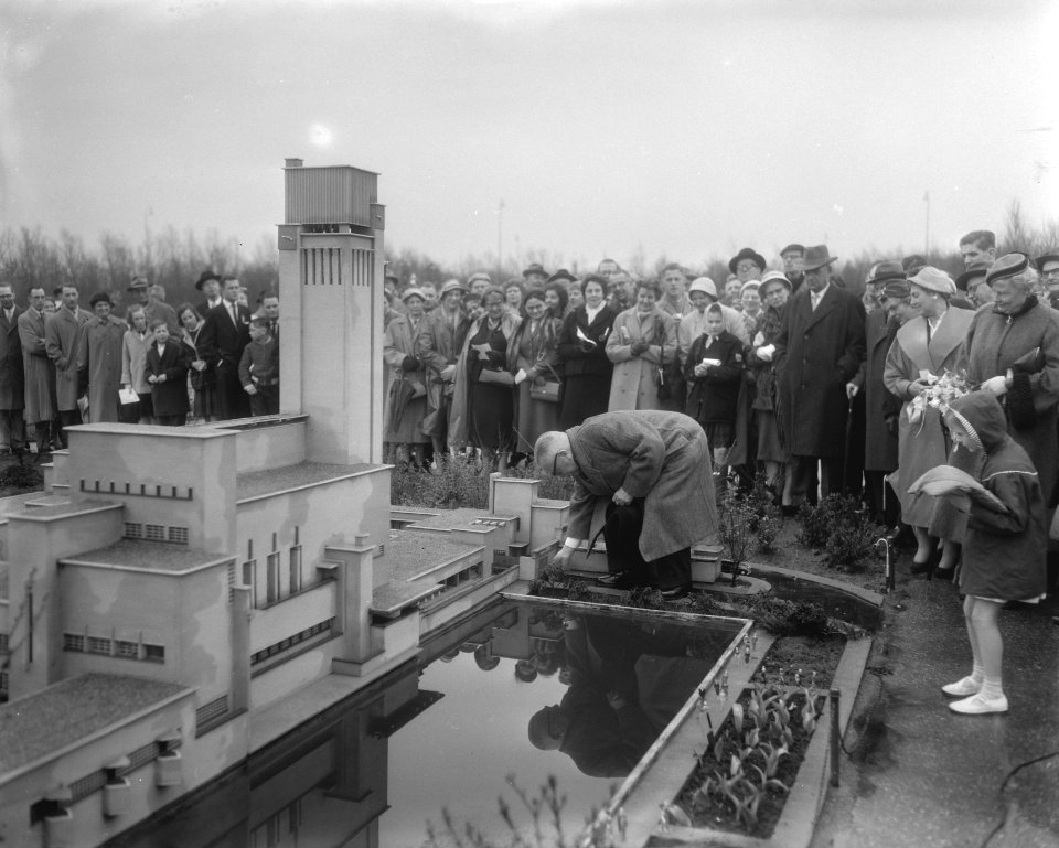 Mr. dr. L. G. Kortenhorst opent miniatuurstad Madurodam, v.l.n.r. mr. dr. L. G, Bestanddeelnr 910-2425